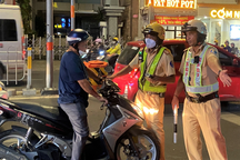 "Nhờ CSGT đo nồng độ cồn "gắt", Tết này tôi tránh được nhiều cuộc bia rượu"