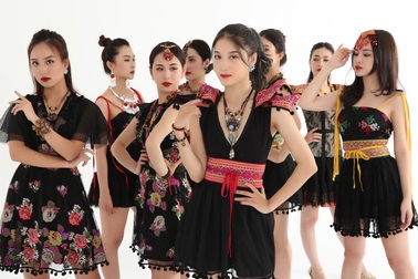 Cao Minh Tiến “lạc” giữa rừng mỹ nhân trong MV mới