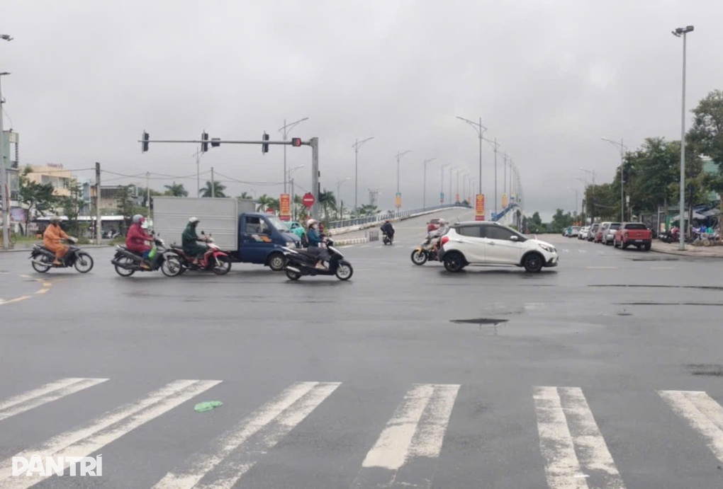 Diễn biến mưa gió tại miền Trung trước giờ bão Kalmaegi đổ bộ - 2 Diễn biến mưa gió tại miền Trung trước giờ bão Kalmaegi đổ bộ - 2