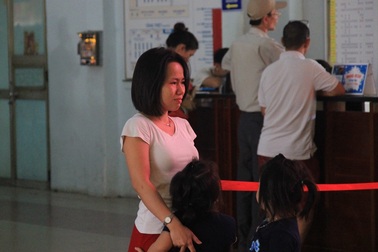 Trễ chuyến tàu tết vì kẹt xe, hành khách bật khóc giữa sân ga