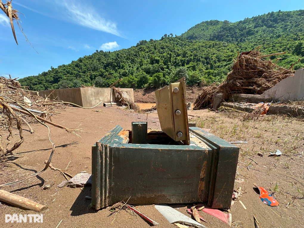 Bộ đội đào được két sắt, trả lại cho người dân vùng lũ - 2