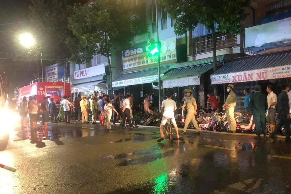 Cửa hàng xe đạp bốc cháy trong đêm, con gái chủ nhà thoát nạn - 1 Cửa hàng xe đạp bốc cháy trong đêm, con gái chủ nhà thoát nạn - 1