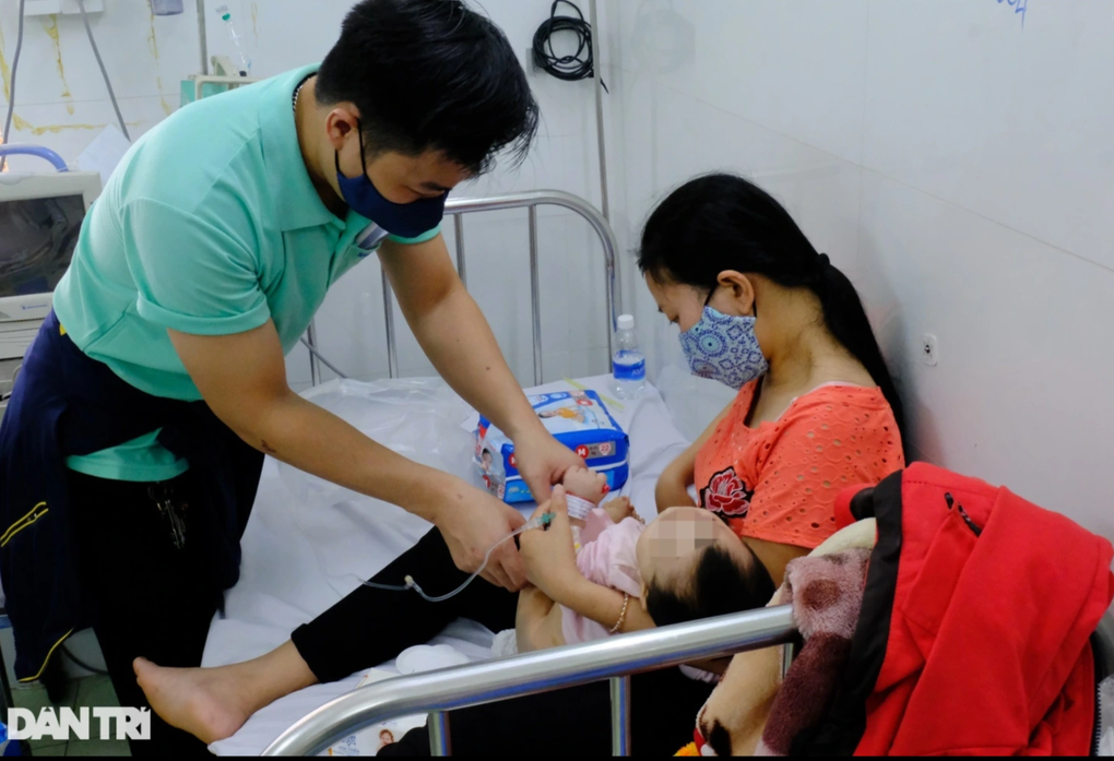 Hai bệnh nhi tổn thương tim gan, rối loạn đông máu nặng vì sốt xuất huyết - 1 Hai bệnh nhi tổn thương tim gan, rối loạn đông máu nặng vì sốt xuất huyết - 1