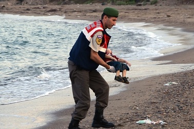 Bé trai trôi xác trên biển được an táng bên mẹ và anh trai