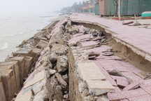 Kè bãi biển Cửa Lò bị sóng đánh tan hoang