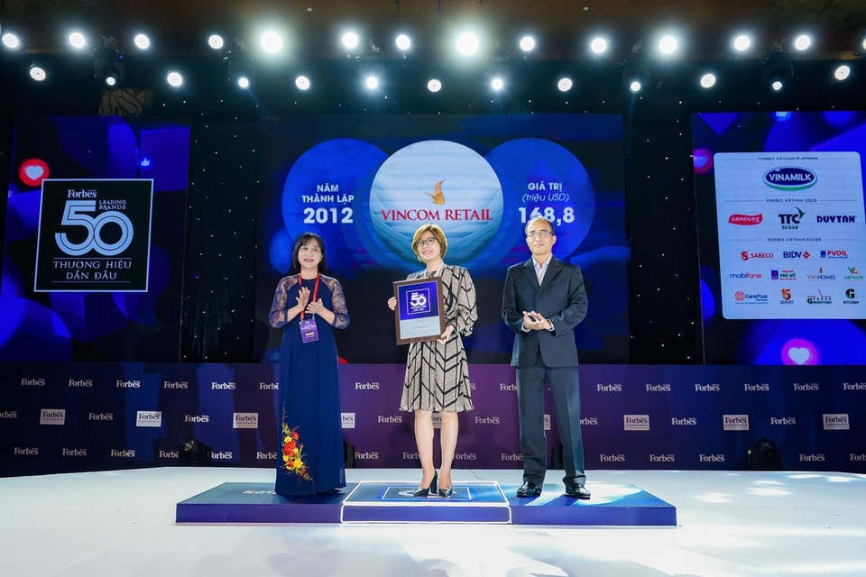 Vincom Retail nhận giải Top 10 thương hiệu dẫn đầu Việt Nam - 1 Vincom Retail nhận giải Top 10 thương hiệu dẫn đầu Việt Nam - 1