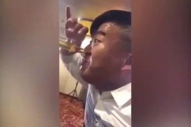 Người đàn ông kỳ lạ uống bia bằng mũi