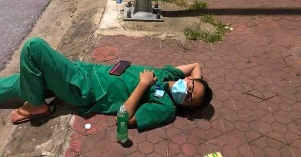 Xúc động hình ảnh tình nguyện viên tranh thủ ngả lưng trên vỉa hè - 1 Xúc động hình ảnh tình nguyện viên tranh thủ ngả lưng trên vỉa hè - 1