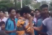 Nam học sinh lớp 6 bị bạn cùng trường đánh, bạn bè chen chúc hò reo