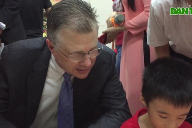 Đại sứ Mỹ múa lân, làm bánh Trung thu cùng trẻ khuyết tật ở Hà Nội