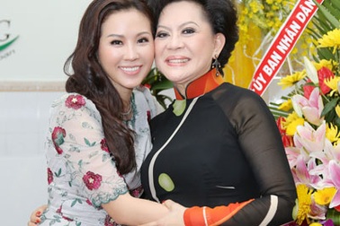 Hoa hậu Thu Hoài hội ngộ danh ca Giao Linh