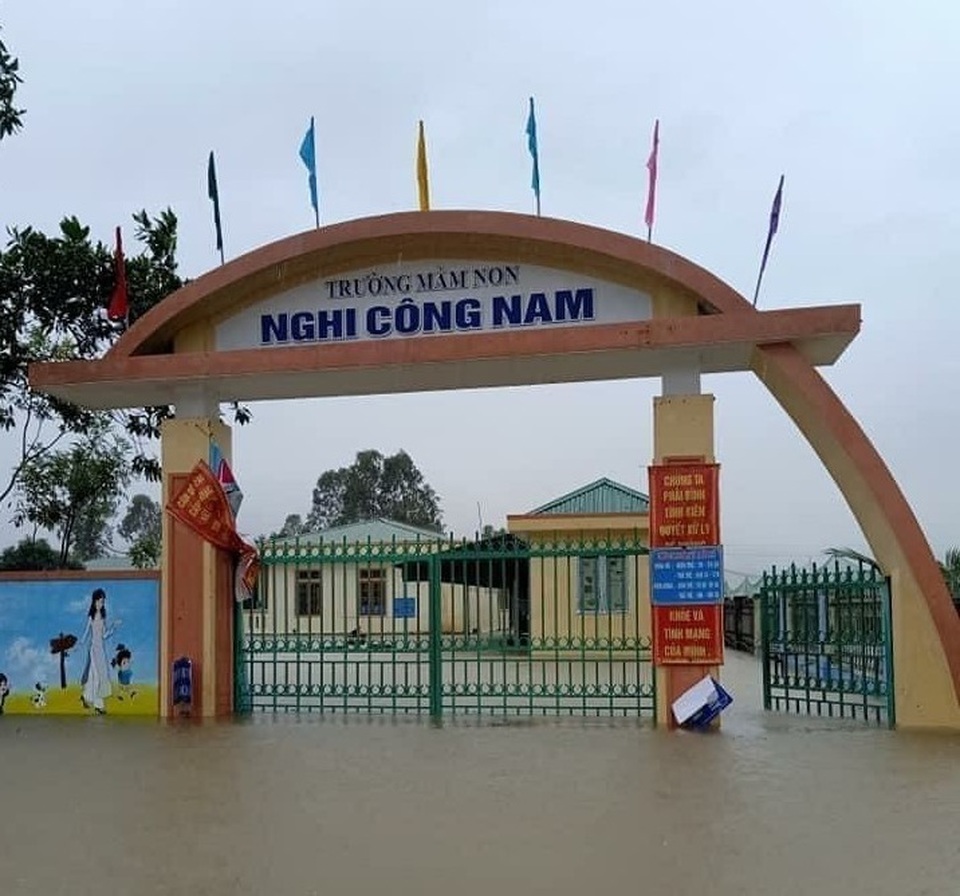 Mưa lớn gây ngập diện rộng, nhiều trường cho học sinh nghỉ học - 5 Mưa lớn gây ngập diện rộng, nhiều trường cho học sinh nghỉ học - 5