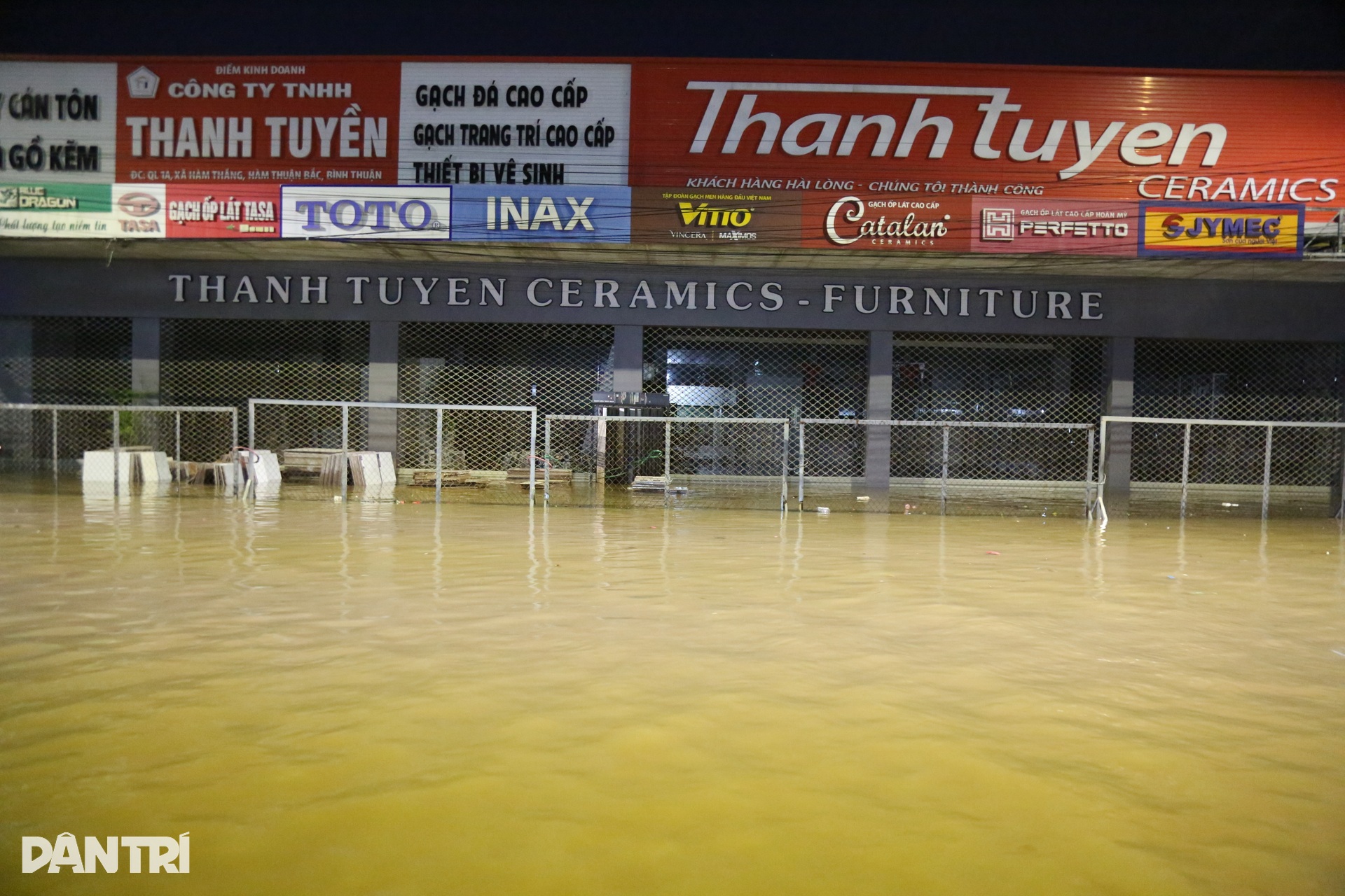 Rốn lũ Hàm Thắng ngập sâu, quốc lộ 1 tê liệt dù trời không mưa - 6 Rốn lũ Hàm Thắng ngập sâu, quốc lộ 1 tê liệt dù trời không mưa - 6