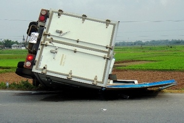 Nổ tung hai lốp sau, xe tải lộn nhào trên quốc lộ