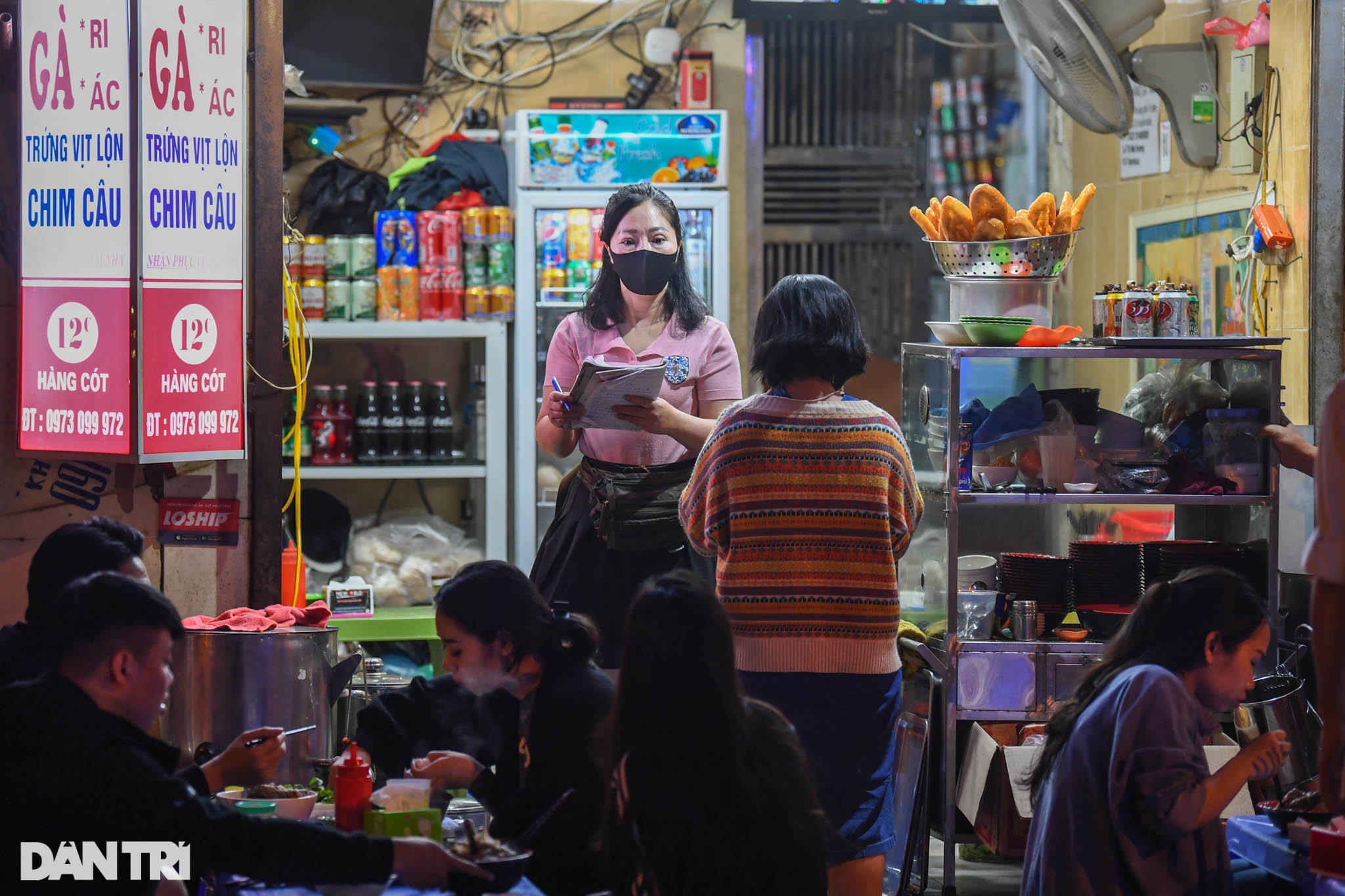 Hà Nội: Phố bia Tạ Hiện đông kín khách, các hàng quán nhộn nhịp sau 21h - 8 Hà Nội: Phố bia Tạ Hiện đông kín khách, các hàng quán nhộn nhịp sau 21h - 8