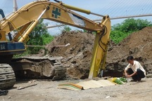 Cần xe cuốc bổ trúng đầu 1 công nhân