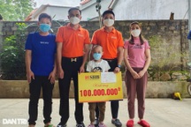 Cháu bé bị ung thư máu được ngân hàng SHB hỗ trợ 100 triệu đồng