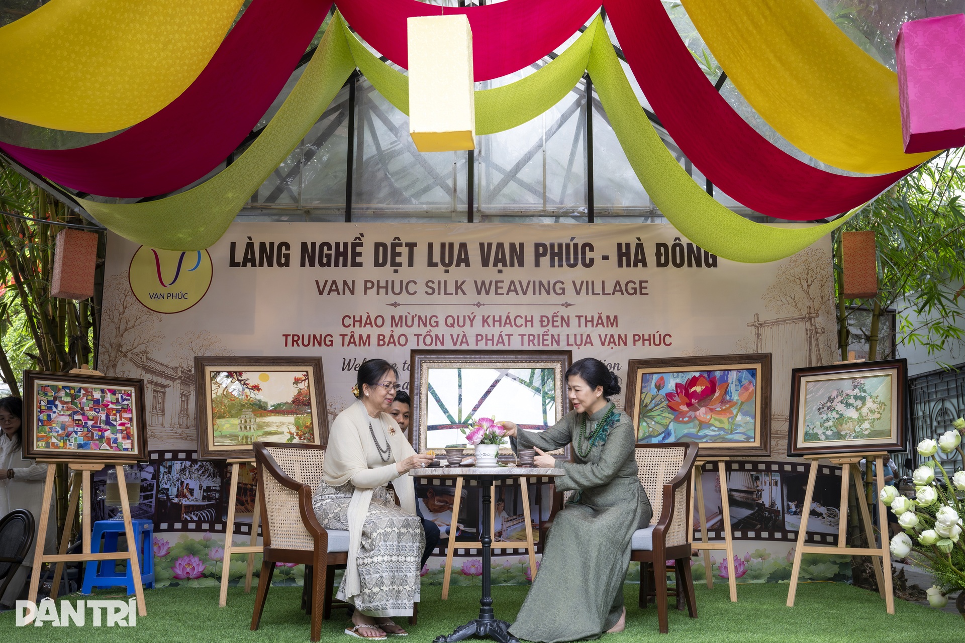 Phu nhân Ngô Phương Ly cùng Phu nhân Tổng thống Myanmar thăm làng Vạn Phúc - 17