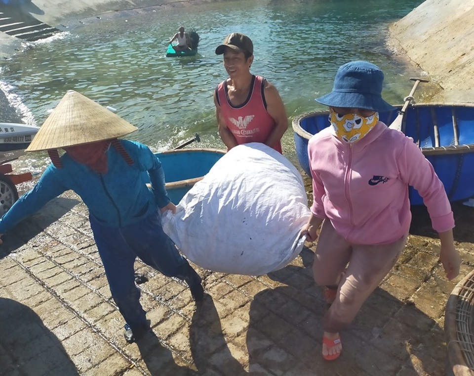 Bẫy tôm hùm biển, ngư dân kiếm chục triệu sau 2 đêm ra khơi - 7