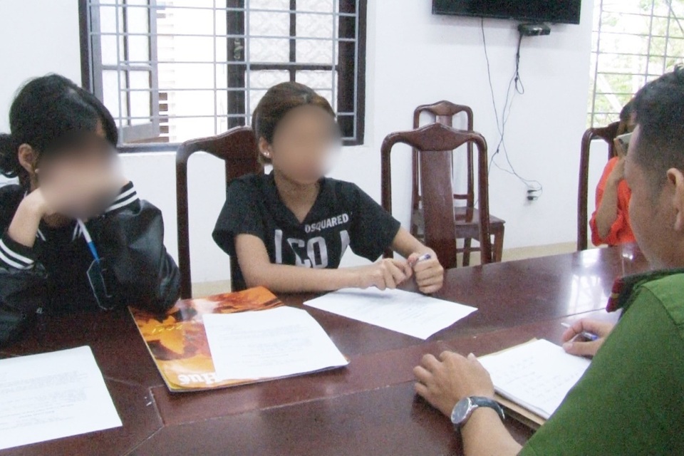 2 thiếu nữ Huế đánh nhau ác liệt trên đường phố đã bỏ học từ lâu - 3 2 thiếu nữ Huế đánh nhau ác liệt trên đường phố đã bỏ học từ lâu - 3