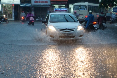 Cơn mưa bất thường “giải nhiệt” cho Hà Nội