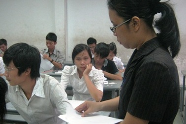 Quanh chuyện “hạ chuẩn” giáo viên 