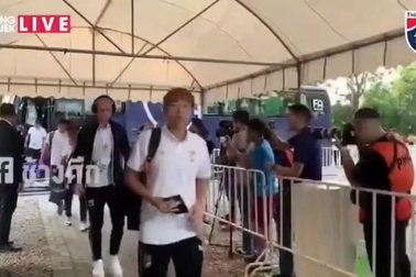 Tuyển Thái Lan tới sân Thammasat chuẩn bị thi đấu với UAE