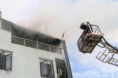 Cháy trên tầng thượng tòa nhà Prudential