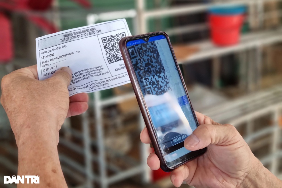 Bí thư Đà Nẵng đến chợ Hàn thăm hỏi bà con vùng xanh - 3 Bí thư Đà Nẵng đến chợ Hàn thăm hỏi bà con vùng xanh - 3