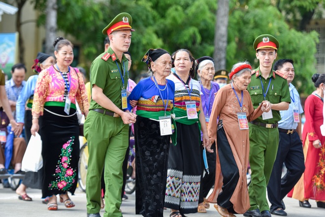 Đoàn 300 mẹ Việt Nam anh hùng xúc động vào Lăng viếng Bác - 5 Đoàn 300 mẹ Việt Nam anh hùng xúc động vào Lăng viếng Bác - 5