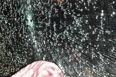 Công an vào cuộc vụ nhà xe tố nghi bị côn đồ dùng súng bắn vỡ kính xe