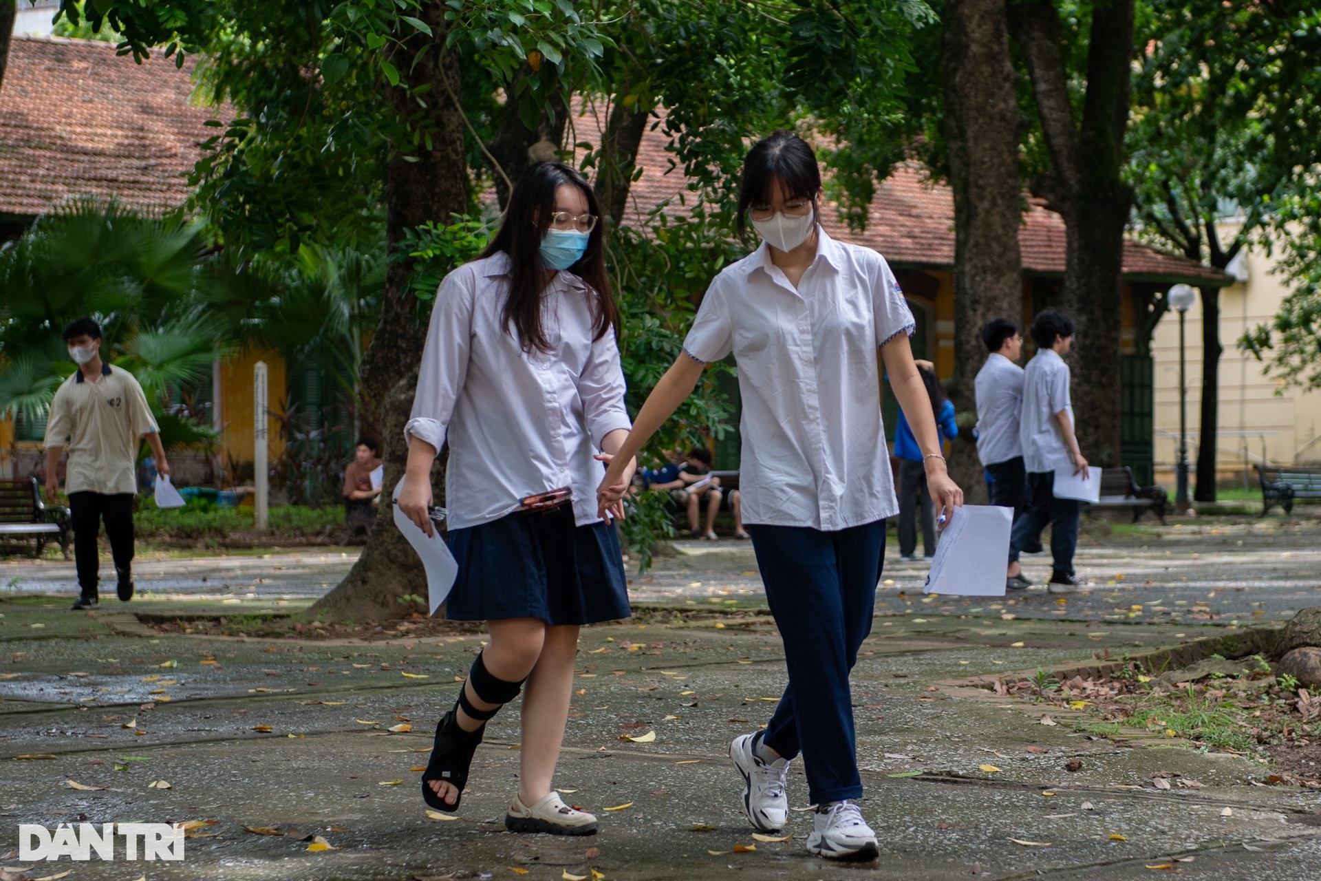 Sĩ tử Hà Nội hân hoan trong ngày làm thủ tục thi tốt nghiệp THPT - 6 Sĩ tử Hà Nội hân hoan trong ngày làm thủ tục thi tốt nghiệp THPT - 6