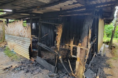 Anh trai đốt nhà em gái, dùng súng bắn em rể