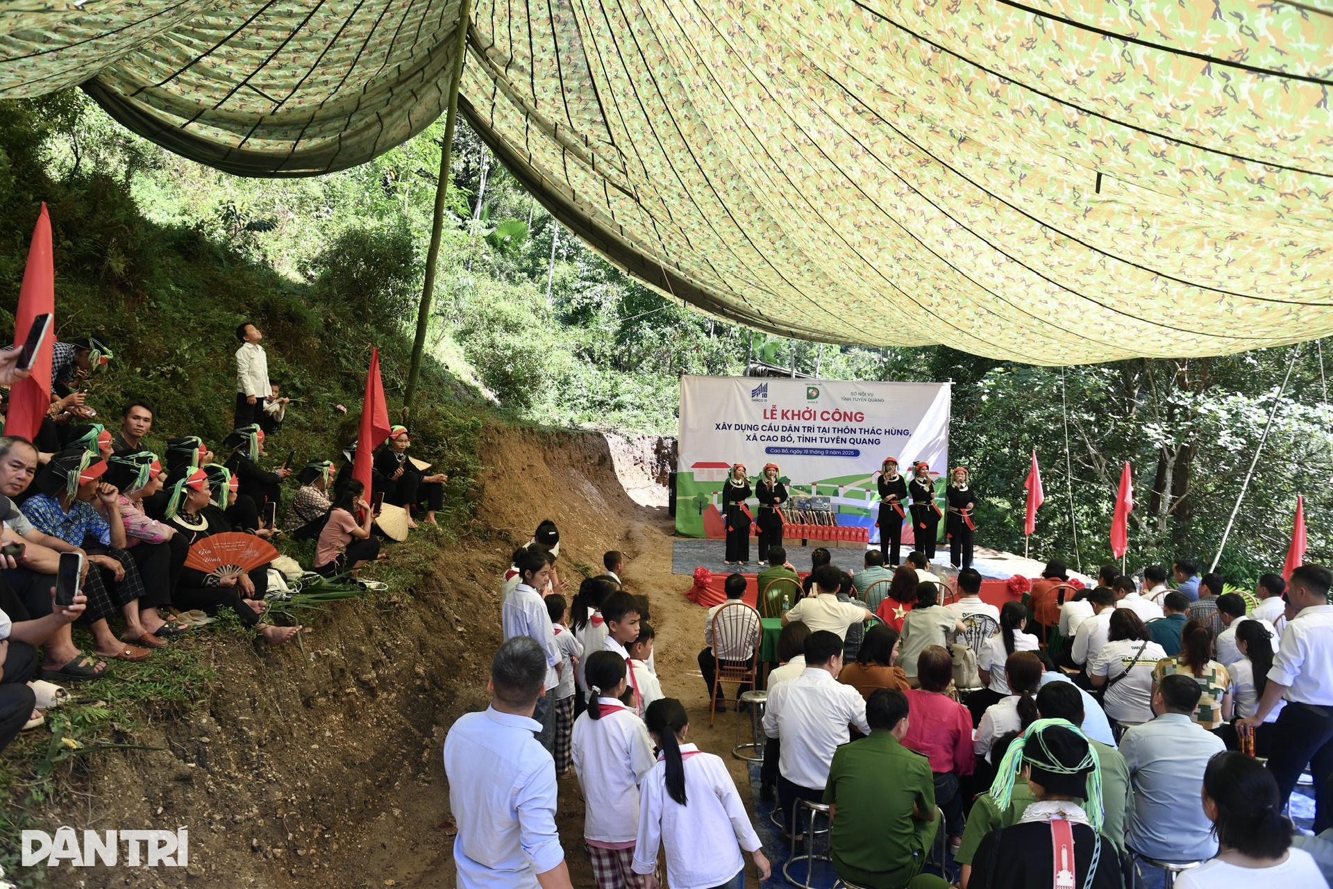 Khởi công cầu Dân trí, xóa nỗi ám ảnh của người dân Cao Bồ khi mưa lũ về - 12 Khởi công cầu Dân trí, xóa nỗi ám ảnh của người dân Cao Bồ khi mưa lũ về - 12