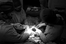 Đứng xem cắt cỏ, người đàn ông bị lưỡi phay máy cắt cỏ cắm vào bụng