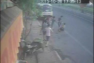 Nhóm thanh niên dùng súng doạ bắn nhân viên cửa hàng bánh mỳ