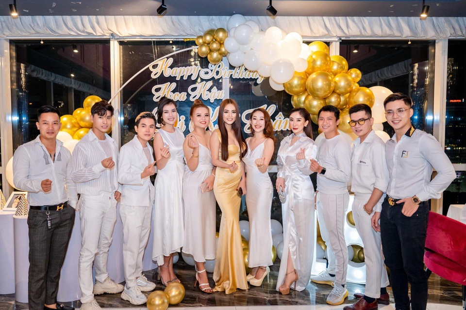 Hoa hậu Di Khả Hân xinh đẹp đón tuổi mới - 2