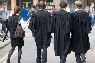 Anh: Hàng nghìn thí sinh có kết quả thấp hơn 3 điểm E kỳ thi A-level vẫn trúng tuyển đại học