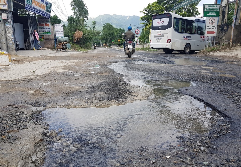 Dân than tuyến đường nát bét, chờ mãi vẫn chưa được sửa - 4 Dân than tuyến đường nát bét, chờ mãi vẫn chưa được sửa - 4