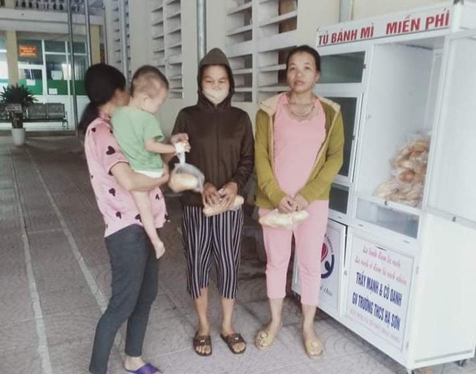 Góp tiền thưởng, nữ PV ở miền núi xây tủ bánh mỳ miễn phí cho người nghèo - 5 Góp tiền thưởng, nữ PV ở miền núi xây tủ bánh mỳ miễn phí cho người nghèo - 5
