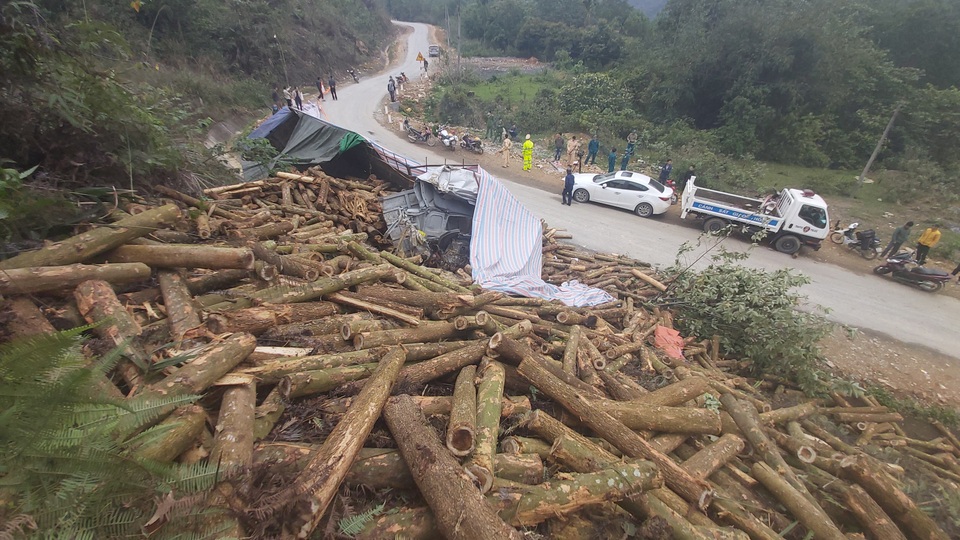 Tai nạn 7 người chết: Xe lao thẳng vào vách núi, cabin nát bét - 5 Tai nạn 7 người chết: Xe lao thẳng vào vách núi, cabin nát bét - 5
