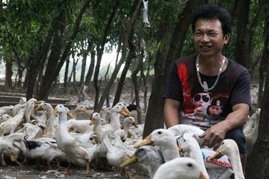 Lão ‘khùng’ lăn mình trên cát, chỉ nhặt trứng mỗi năm thu tiền tỷ