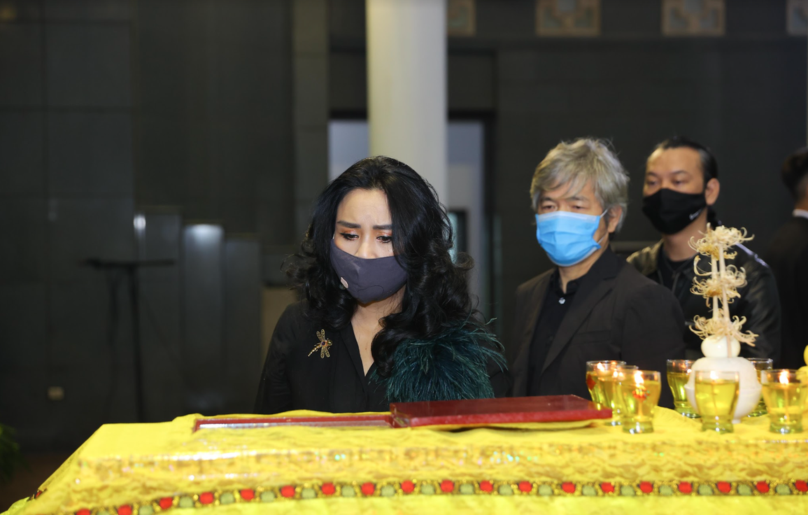 Tang lễ nhạc sĩ Phú Quang: Vợ nhạc sĩ khóc nghẹn nhìn mặt chồng lần cuối - 20 Tang lễ nhạc sĩ Phú Quang: Vợ nhạc sĩ khóc nghẹn nhìn mặt chồng lần cuối - 20