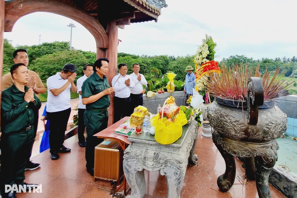 Dâng hương tri ân liệt sỹ, tặng quà thanh niên xung phong khó khăn - 1 Dâng hương tri ân liệt sỹ, tặng quà thanh niên xung phong khó khăn - 1