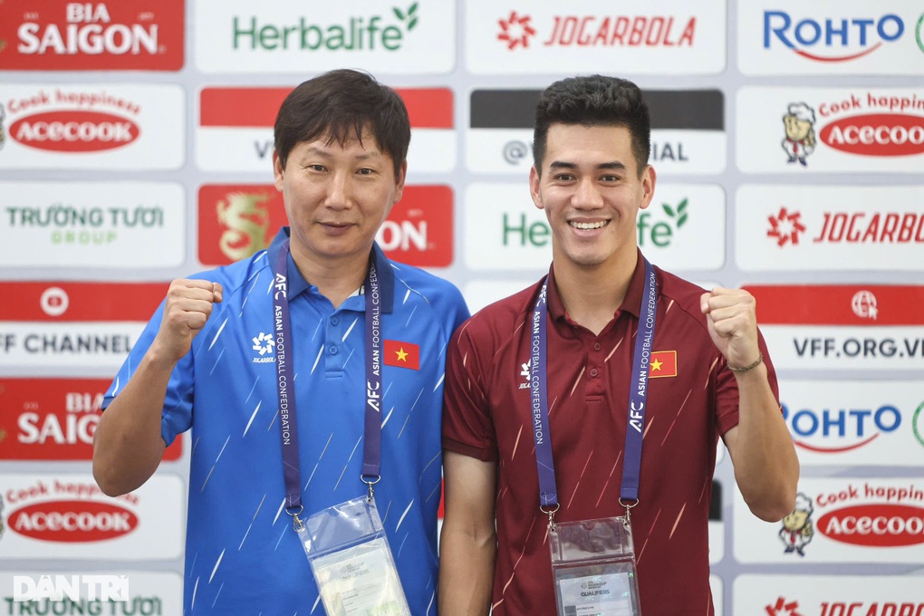 HLV Kim Sang Sik: Tiến Linh sẽ thay thế Xuân Son - 2