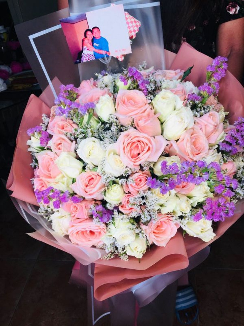 Người chồng qua đời vẫn tổ chức kỷ niệm lễ cưới, tặng hoa vợ hàng năm - 3 Người chồng qua đời vẫn tổ chức kỷ niệm lễ cưới, tặng hoa vợ hàng năm - 3