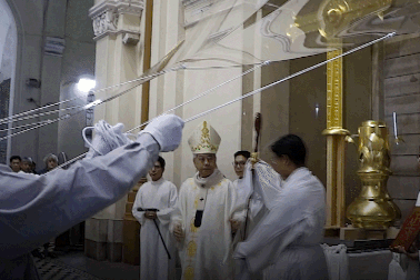 Chiêm ngưỡng hai Thánh giá mạ vàng, nặng 400kg ở Nhà thờ Đức Bà