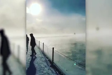 Nước bốc hơi từ mặt hồ do nhiệt độ ngoài trời quá lạnh