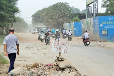 Kiến nghị Hà Nội chỉ đạo nâng cấp con đường "bão bụi"