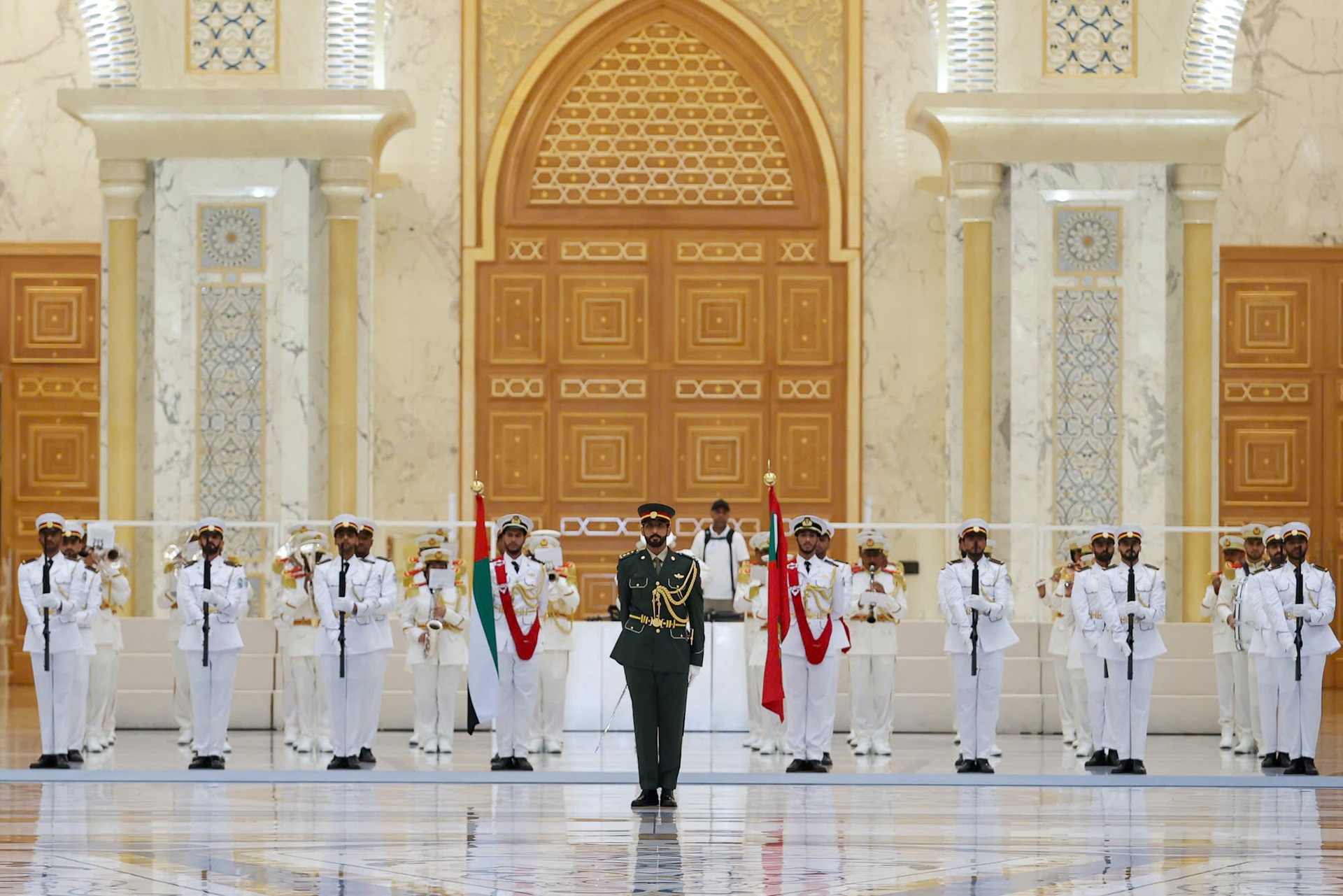 UAE bắn 21 loạt đại bác chào mừng Thủ tướng tại Cung điện Hoàng gia - 1 UAE bắn 21 loạt đại bác chào mừng Thủ tướng tại Cung điện Hoàng gia - 1